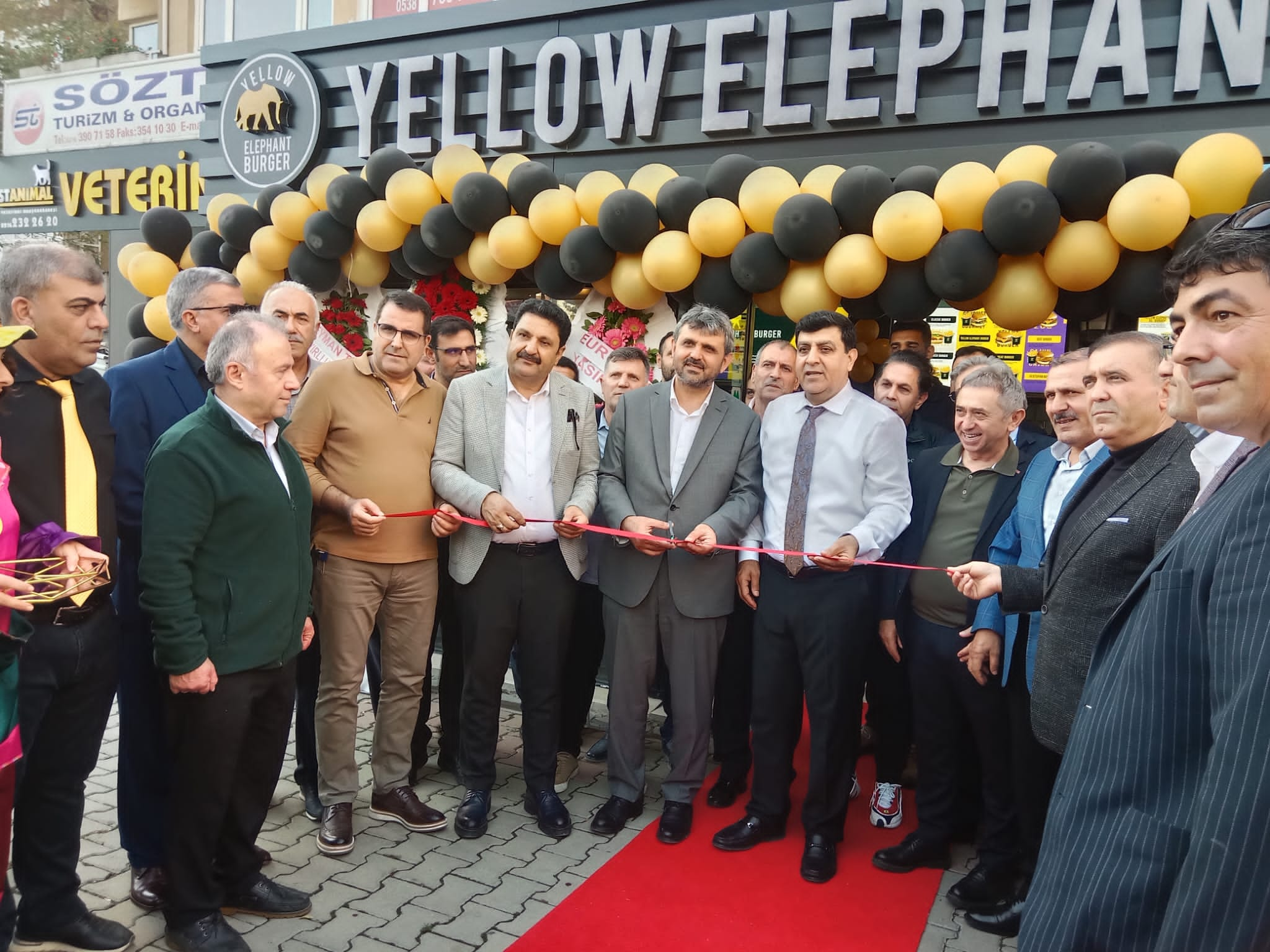 Yellow Elephant Burger’in açılışına siyaset dünyası akın etti