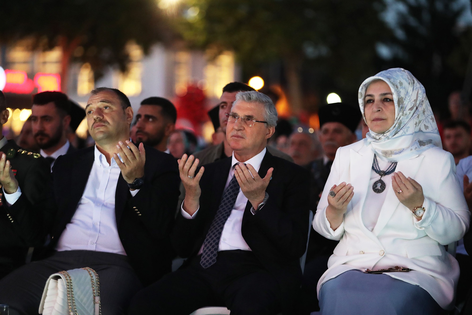 Yüce: Vatan aşkıyla sokağa dökülen bu millet alnı öpülesidir