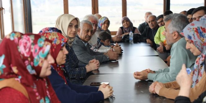 ZEYBEK BAŞKAN MİSAFİR EDİLEN DEPREMZEDELERİ YALNIZ BIRAKMIYOR