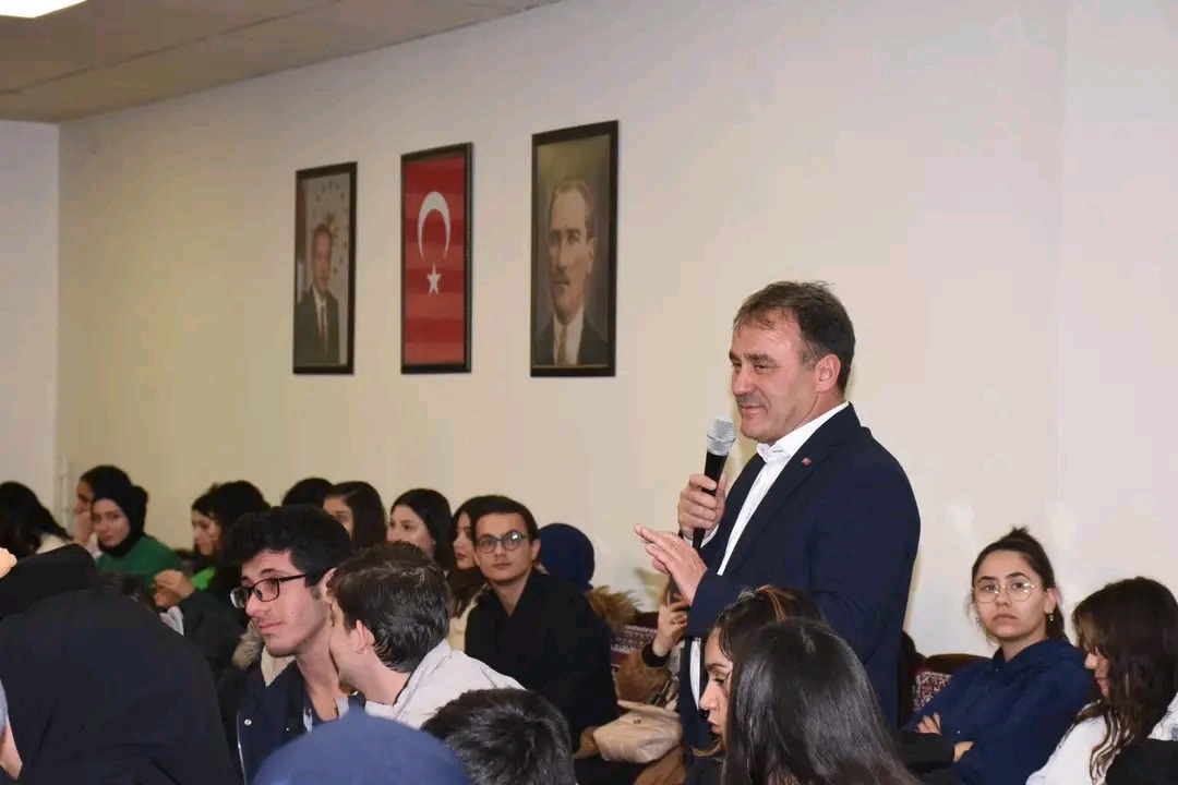 Başkan Ercan Çimen Üniversiteli Öğrencilerle Biraraya Geldi