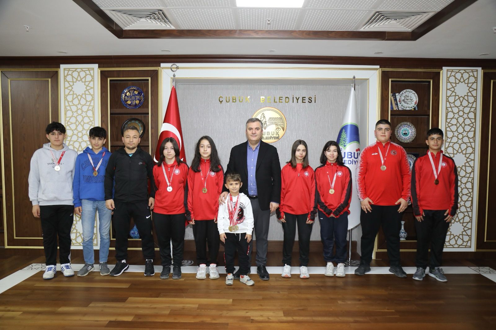 Çubuk Belediye Başkanı Demirbaş, yılın ilk madalyalarını kazanan sporcuları ağırladı
