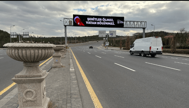 Ankara’da 9 şehidin haberi sonrası led ekranlara “Şehitler Ölmez, Vatan Bölünmez” yazıldı