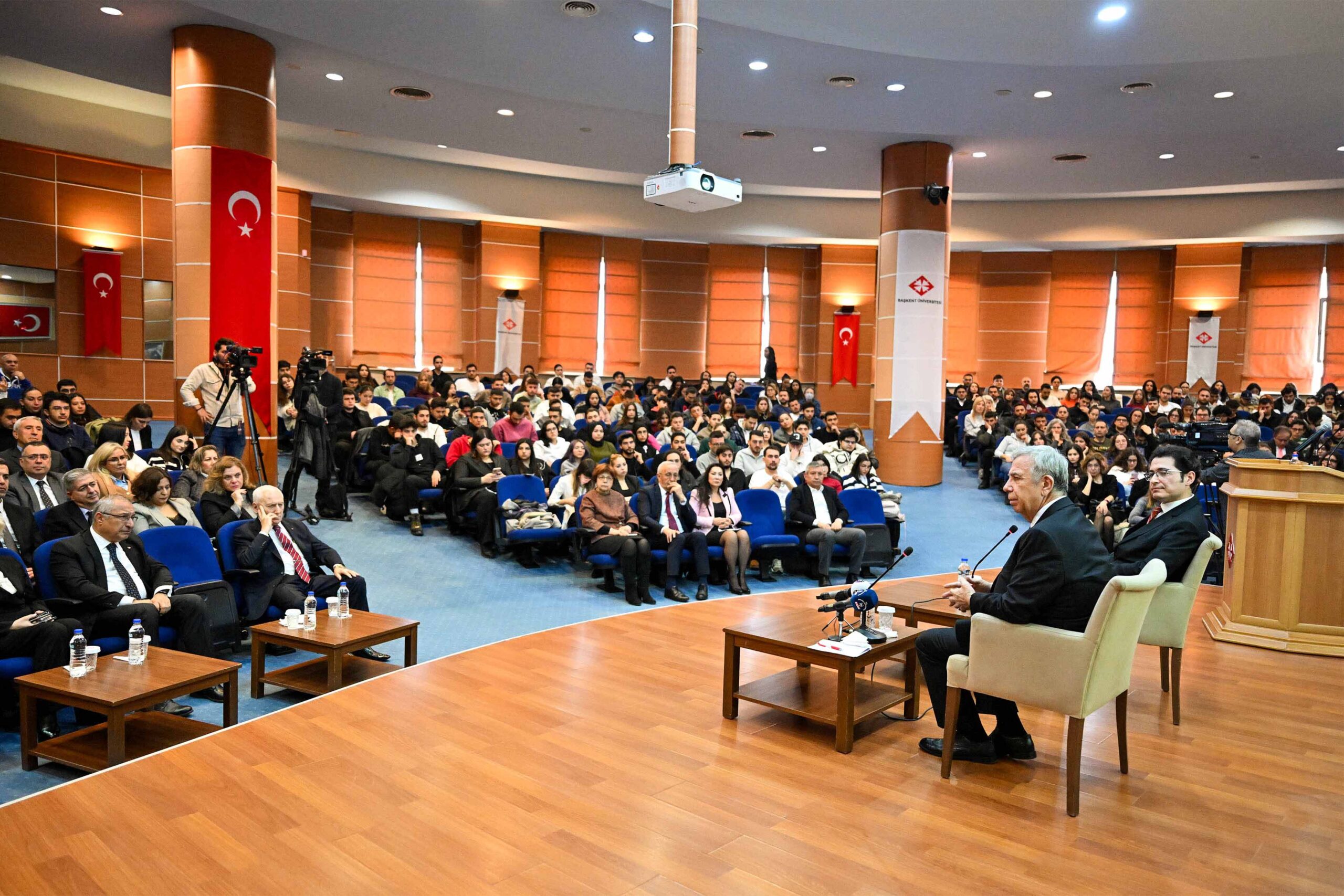 MANSUR YAVAŞ BAŞKENT ÜNİVERSİTESİNDE GENÇLERLE BİR ARAYA GELDİ