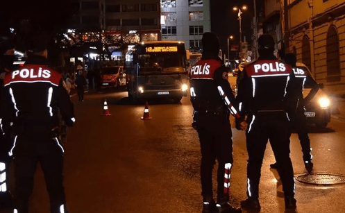 Kızılay’da sırt çantalı şahıs polisin üzerine doğru koştu! İçişleri Bakanlığı önünde hareketli saatler