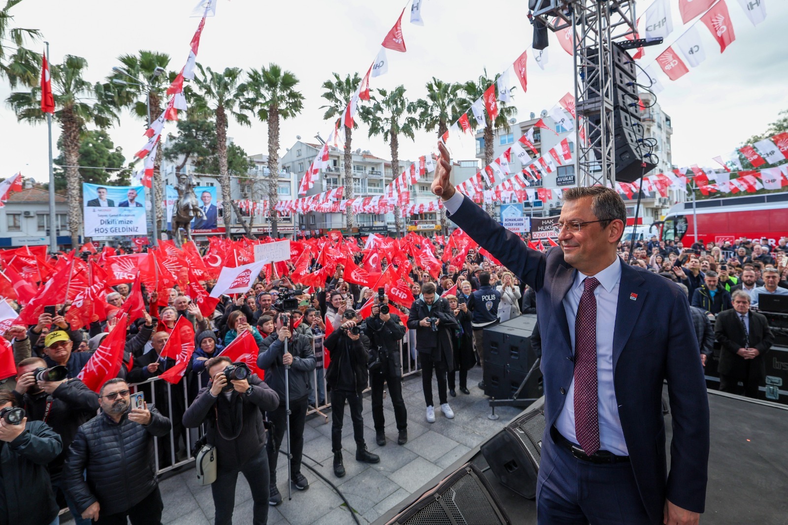 CHP Genel Başkanı Özgür Özel, Dikili’de Coşkuyla Karşılandı