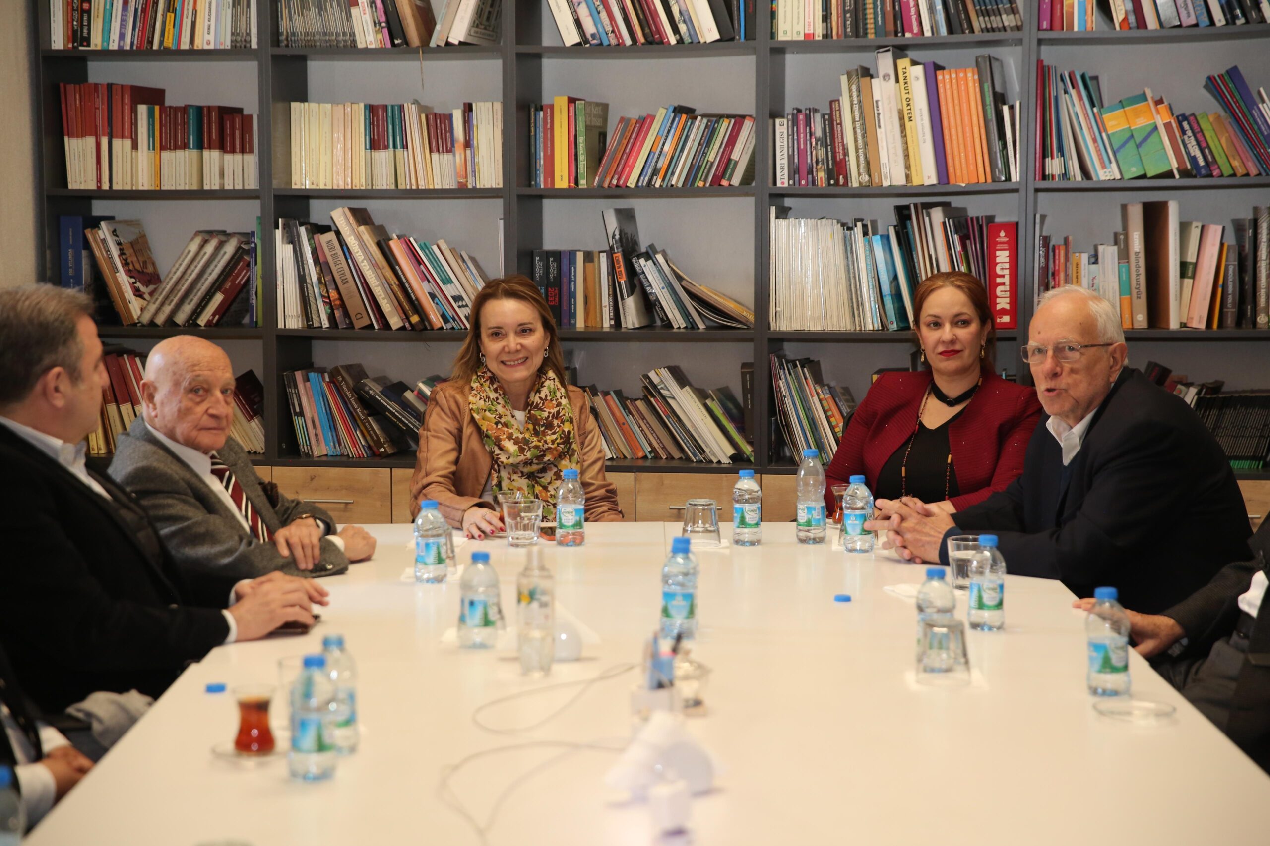 Belediyemizi uzlaşı ile yönetmek istiyoruz kavgayla değil" dedi.