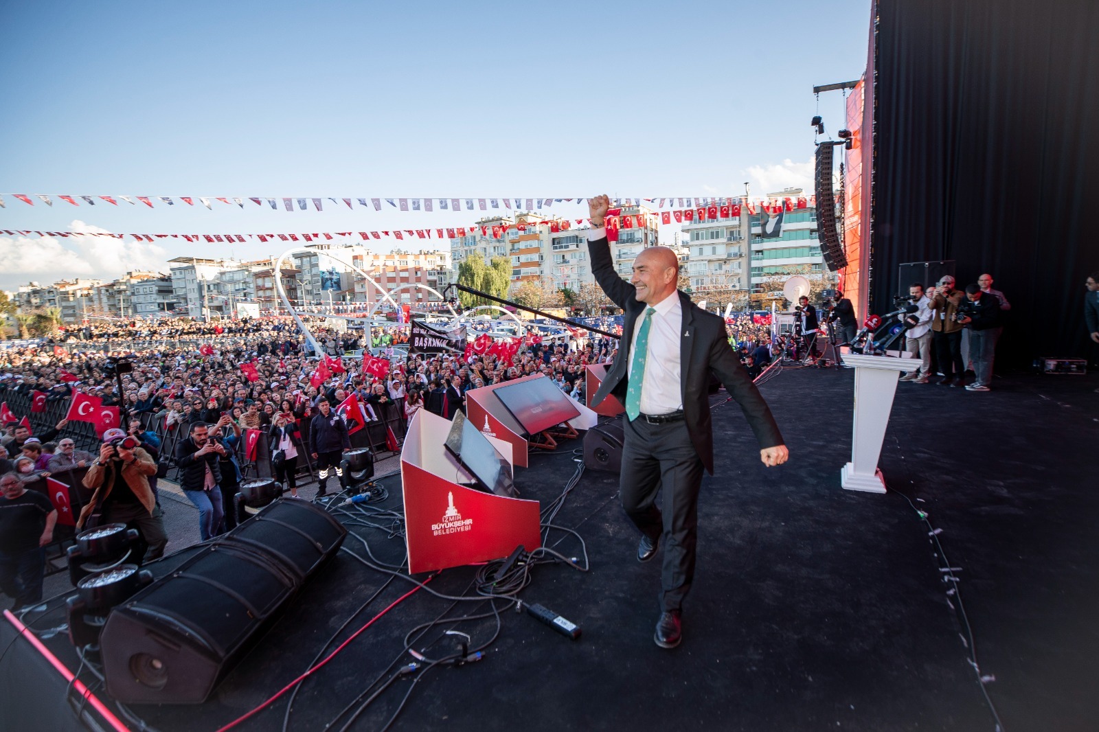 Başkan Tunç Soyer onlarca esere bir teşekkürü çok görenlere buradan sitem ediyorum.”