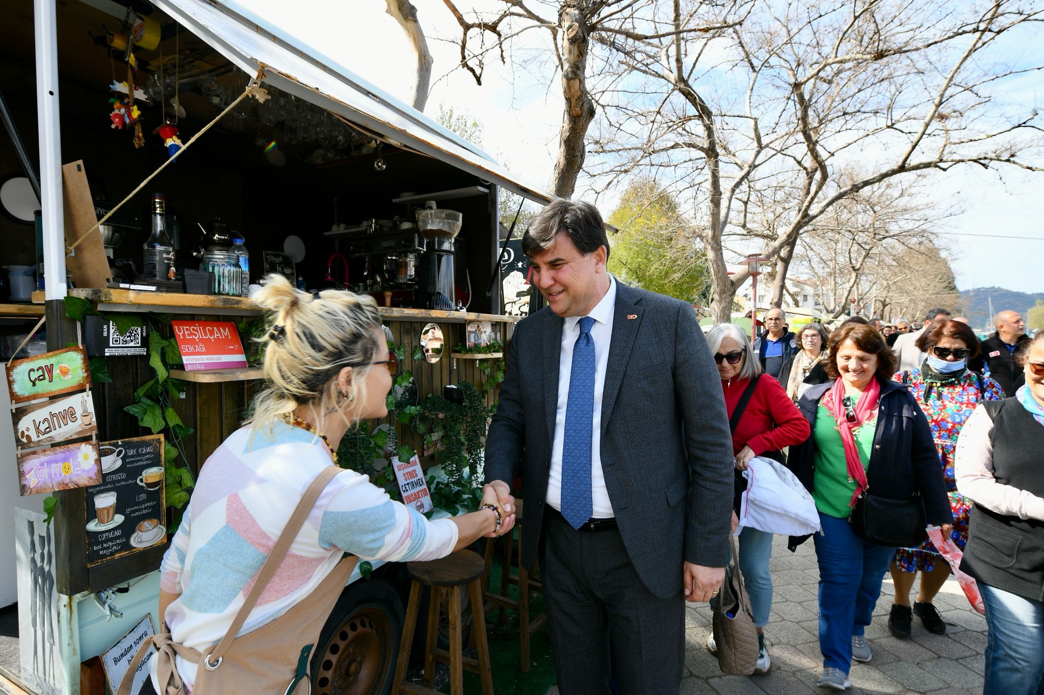 Hemşehrilerimin artık hemen hepsinin öğrendiği gibi, ben de esasen aileden çiftçiyim.