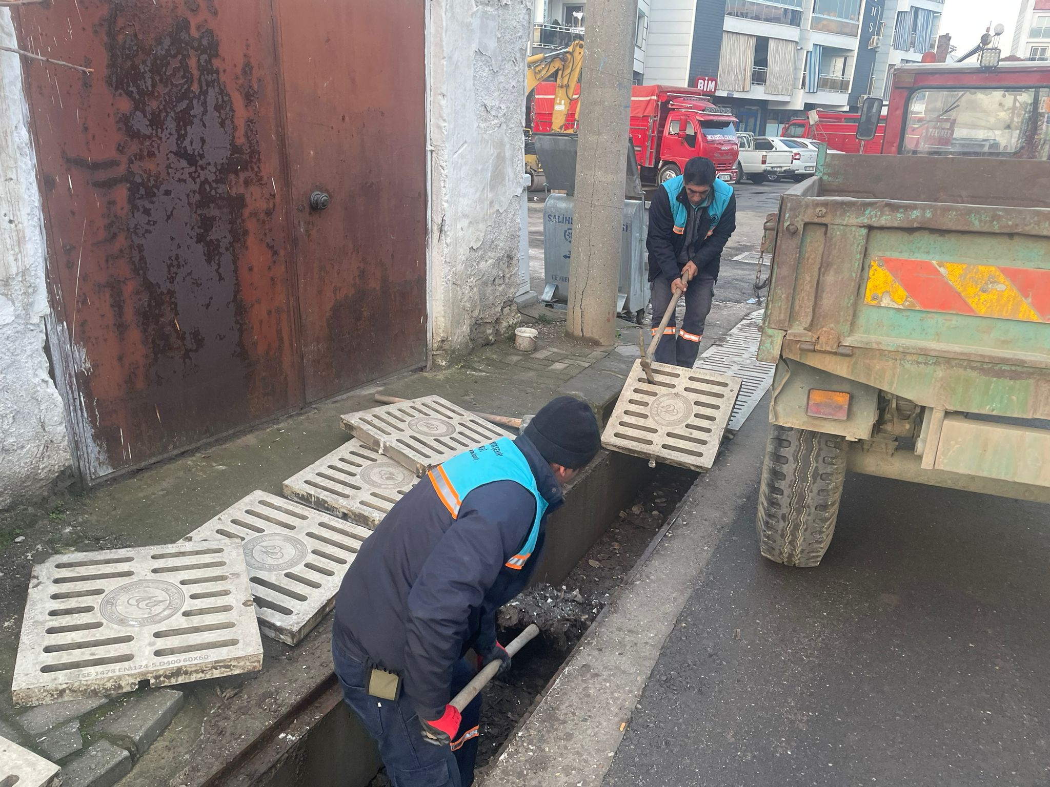 Salihli’de İki Mahallenin Yağmursuyu Izgaraları Temizlendi