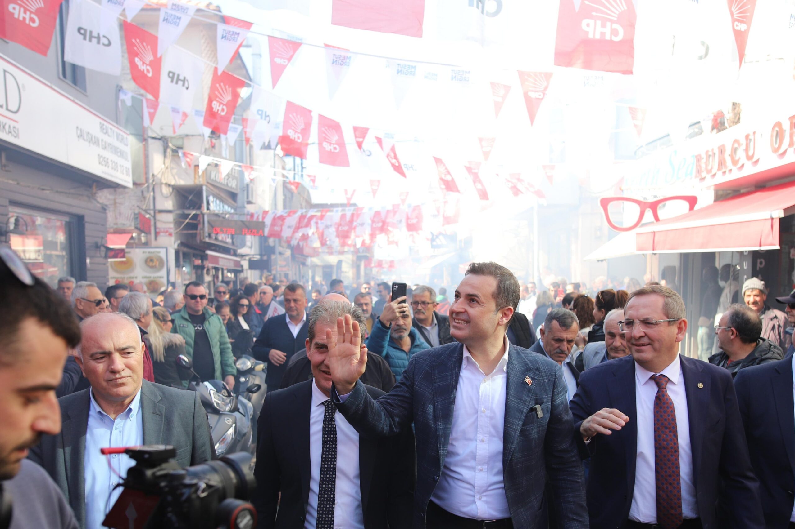 AYVALIK, AHMET AKIN’I BÜYÜK COŞKUYLA KUCAKLADI