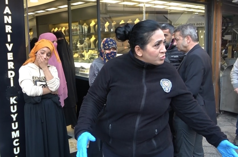 Hırsızlar yakalanmamak için kuyumcuya tuvaletlerini yaptı