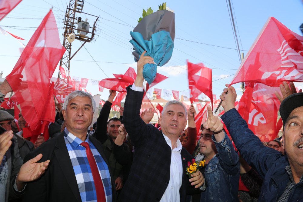 Bergama'da CHP’li Tanju Çelik'e sevgi seli!