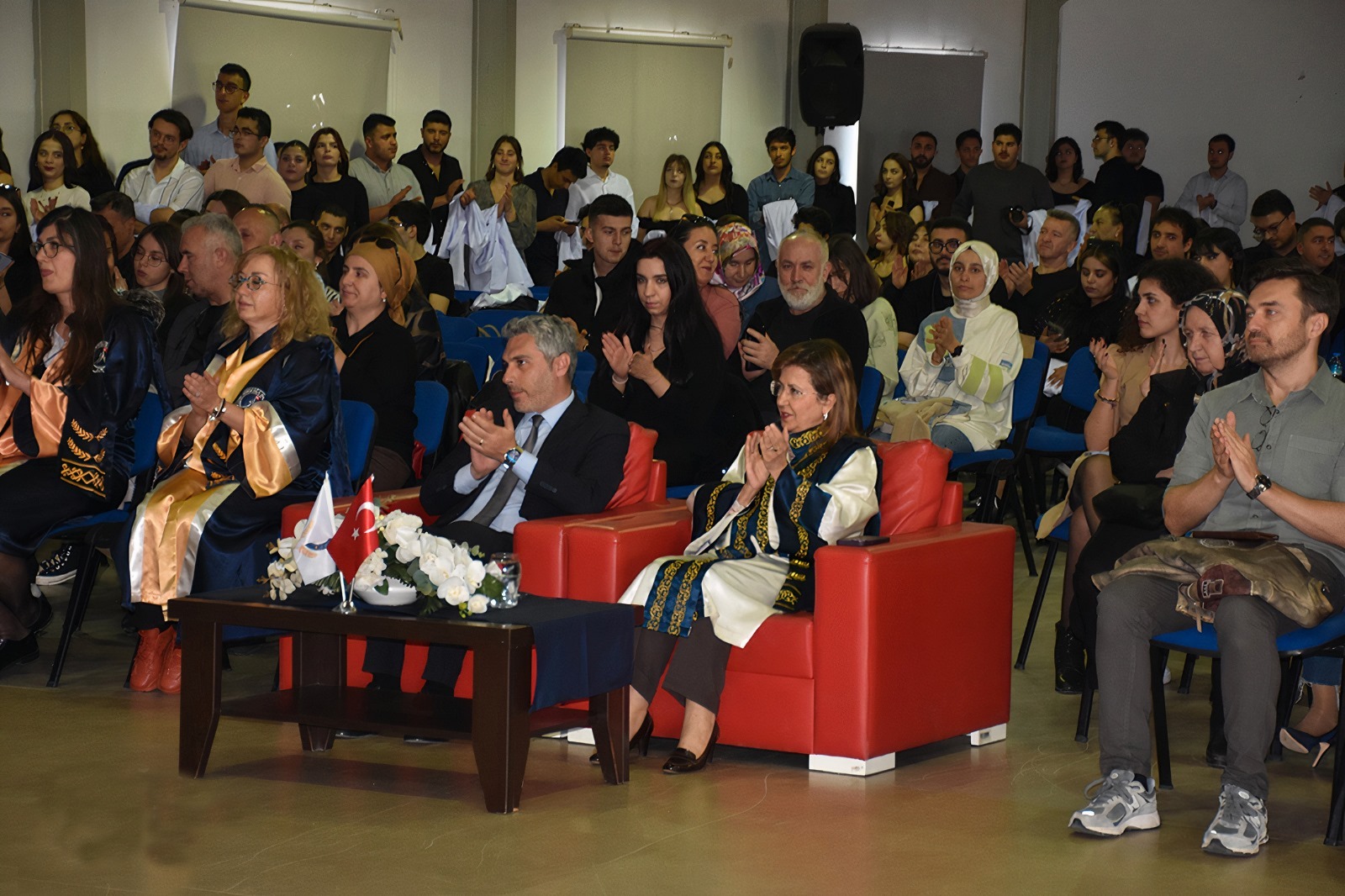 İzmir Demokrasi Üniversitesi Diş Hekimliği Fakültesi “Beyaz Önlük Giyme Töreni” gerçekleşti.