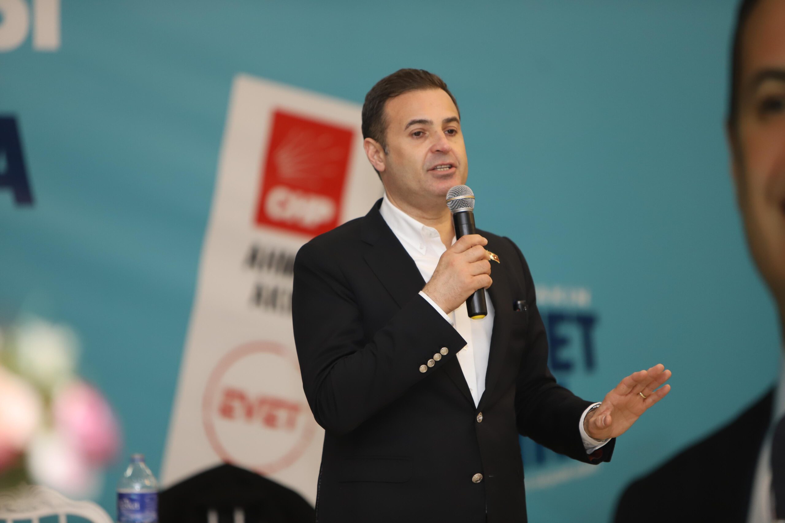 Akın, kendisi için Roman, Türk, Kürt, Alevi, Çerkes diye bir ayrım olmadığını belirtti