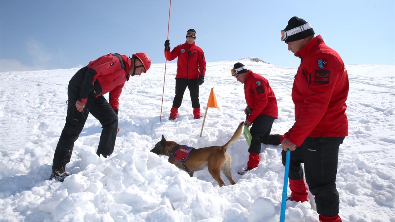 Hakkari’de Kayakseverlerin Emniyeti JAK Timi Tarafından Sağlanıyor