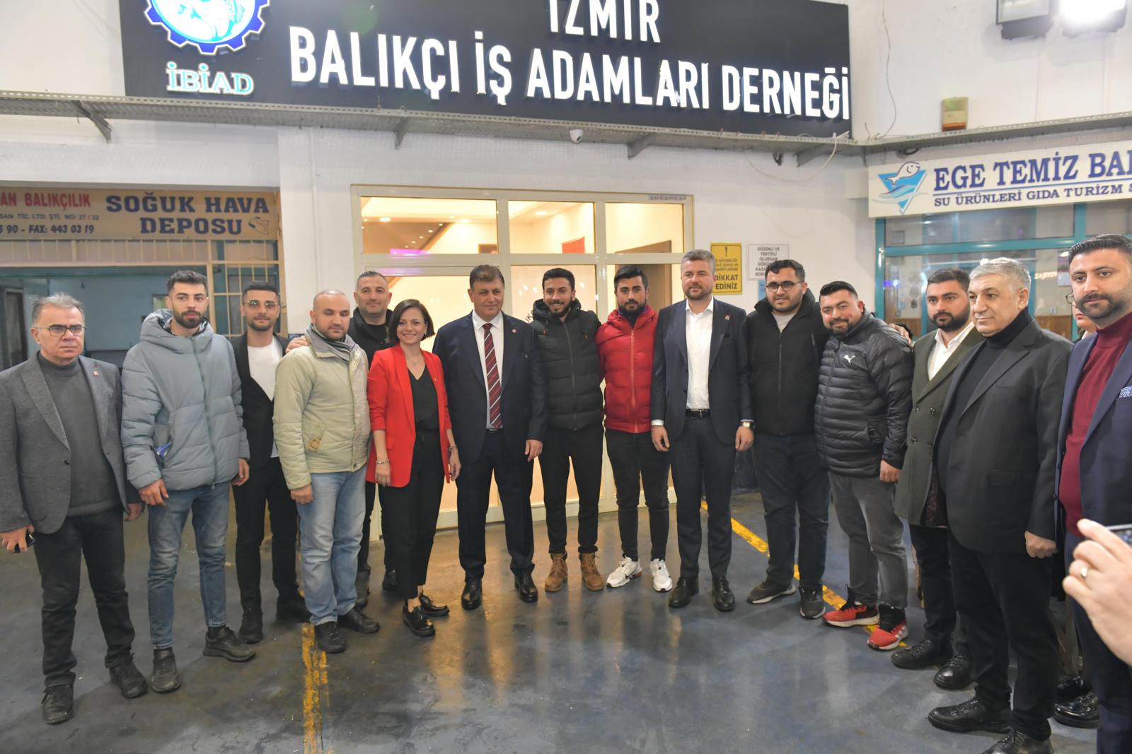 Başkan Tugay sabahın erken saatlerinde hal esnafını ziyaret etti