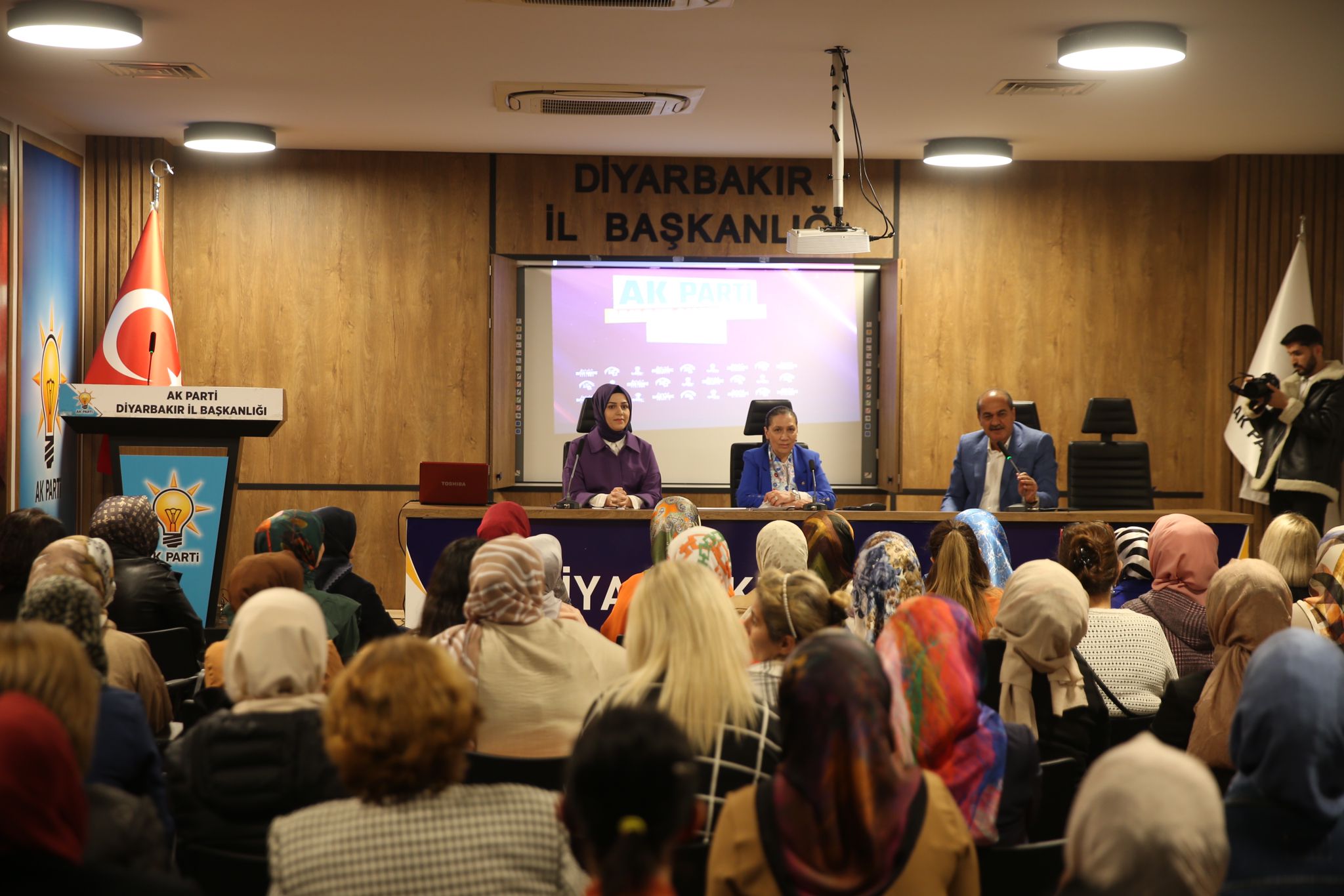 Diyarbakır 'da "Siyaset Akademisi Kadın" programı düzenledi