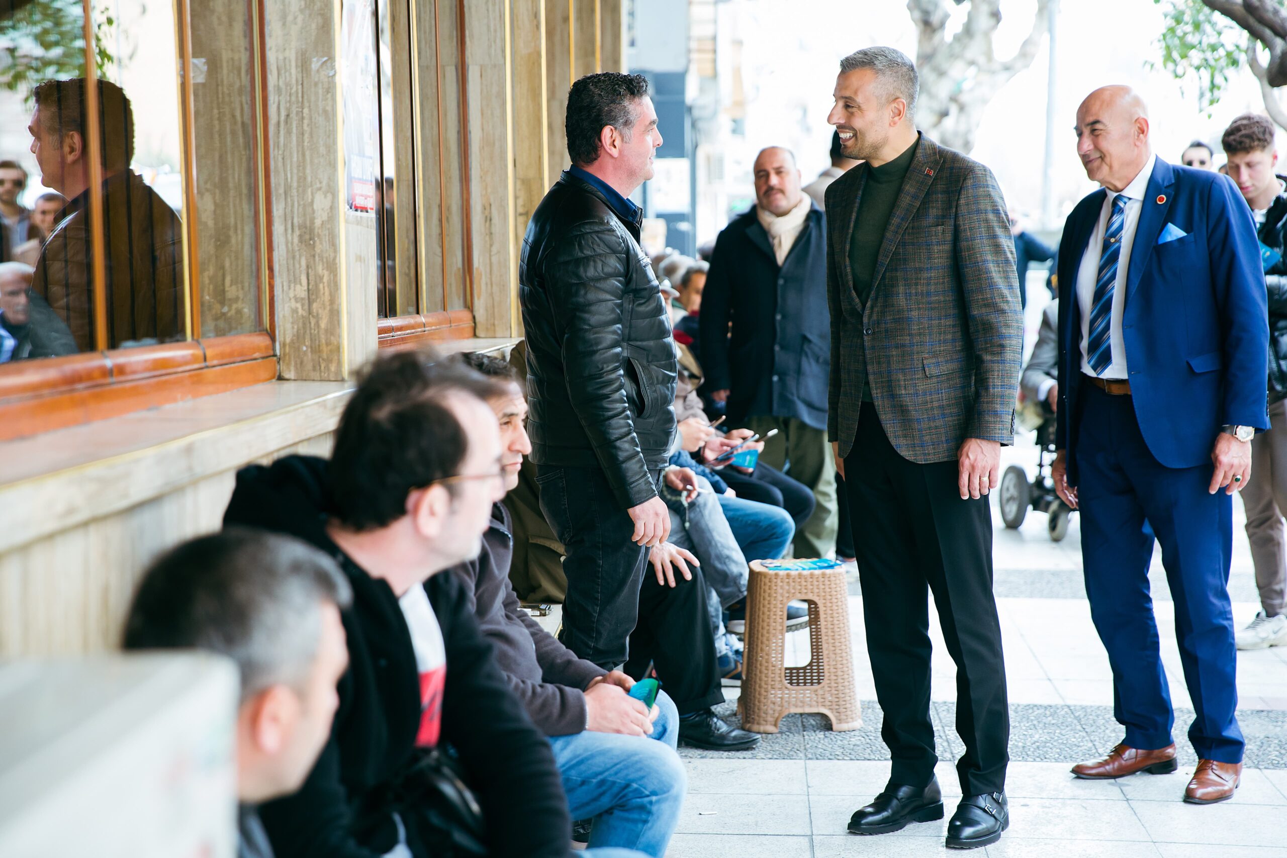 Cumhur İttifakı Şehzadeler Belediye Başkan Adayı Yavuz Kurt, seçim çalışmaları kapsamında ziyaret ettiği esnaflar tarafından yoğun ilgiyle karşılandı.