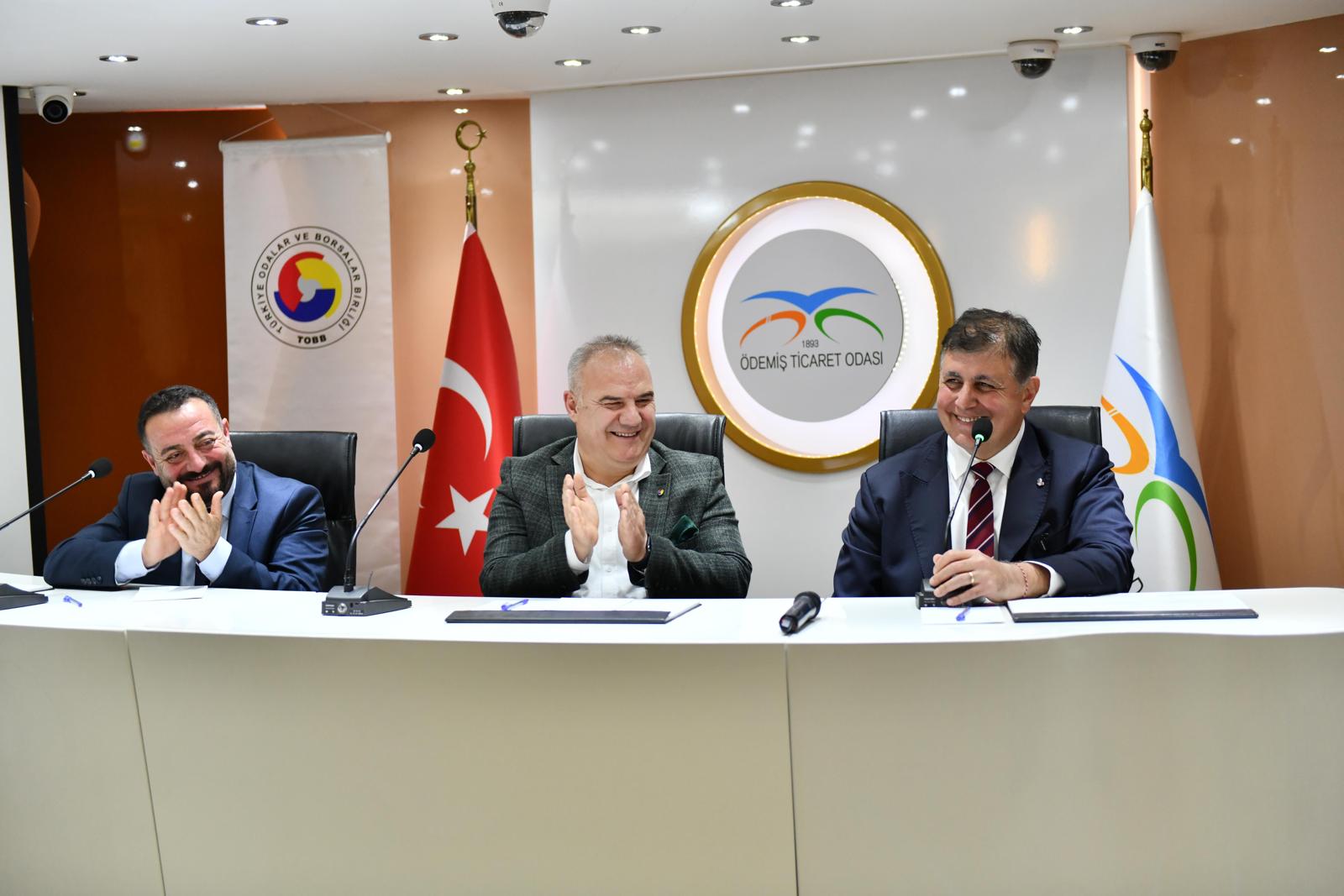 CHP İzmir Büyükşehir Belediye Başkan Adayı Dr. Cemil Tugay, Ödemiş Ticaret Odası’nda düzenlenen toplantıya katıldı.