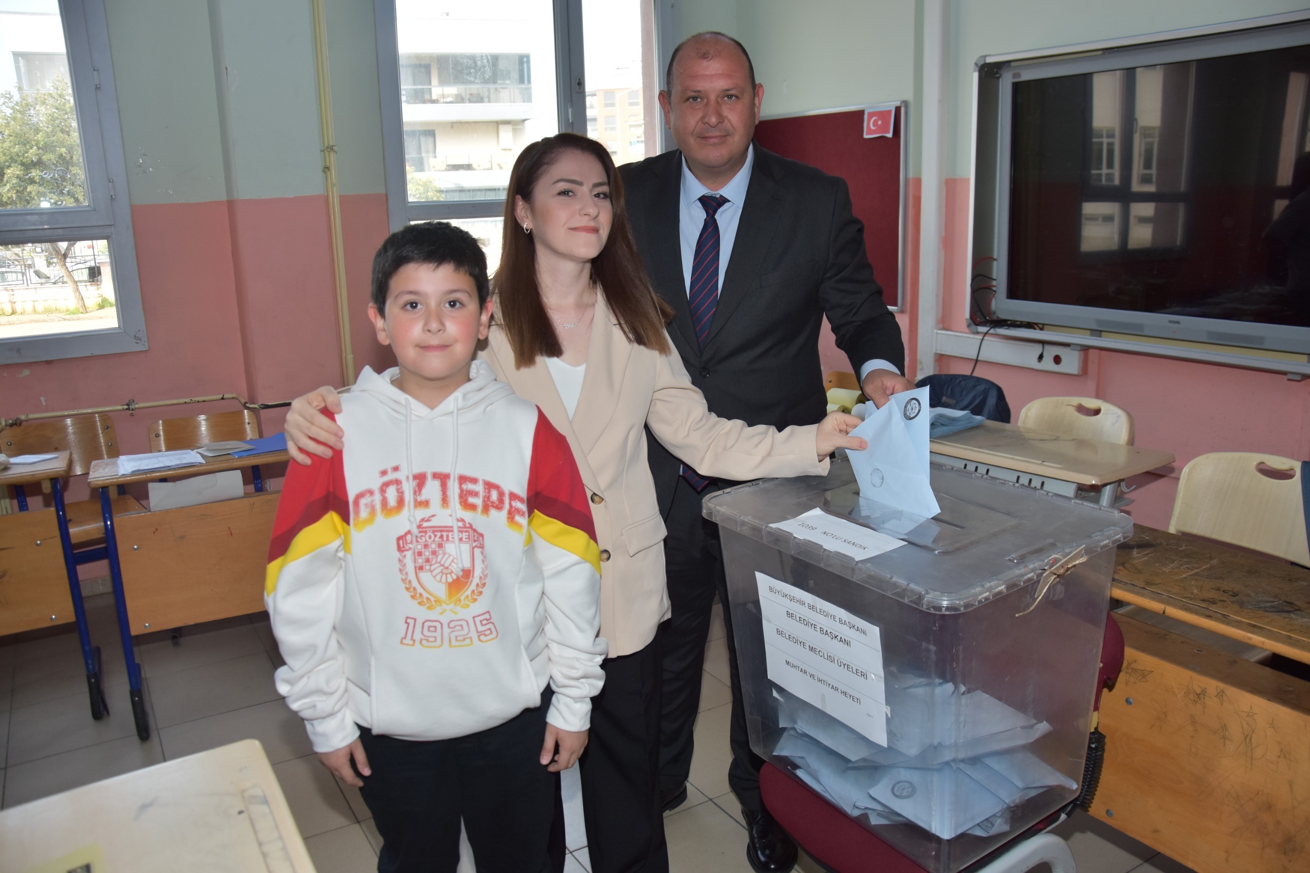 CHP Menderes Belediye Başkan Adayı İlkay Çiçek oyunu kullandı, herkesi sandığa davet etti.