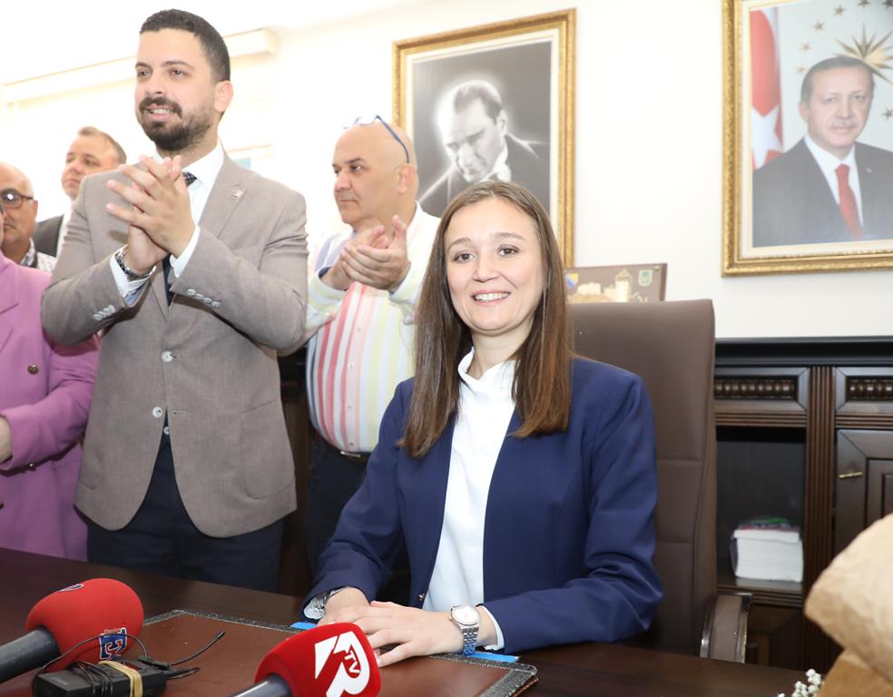 MANİSA'NIN İLK KADIN BELEDİYE BAŞKANI MAKAMINA OTURDU