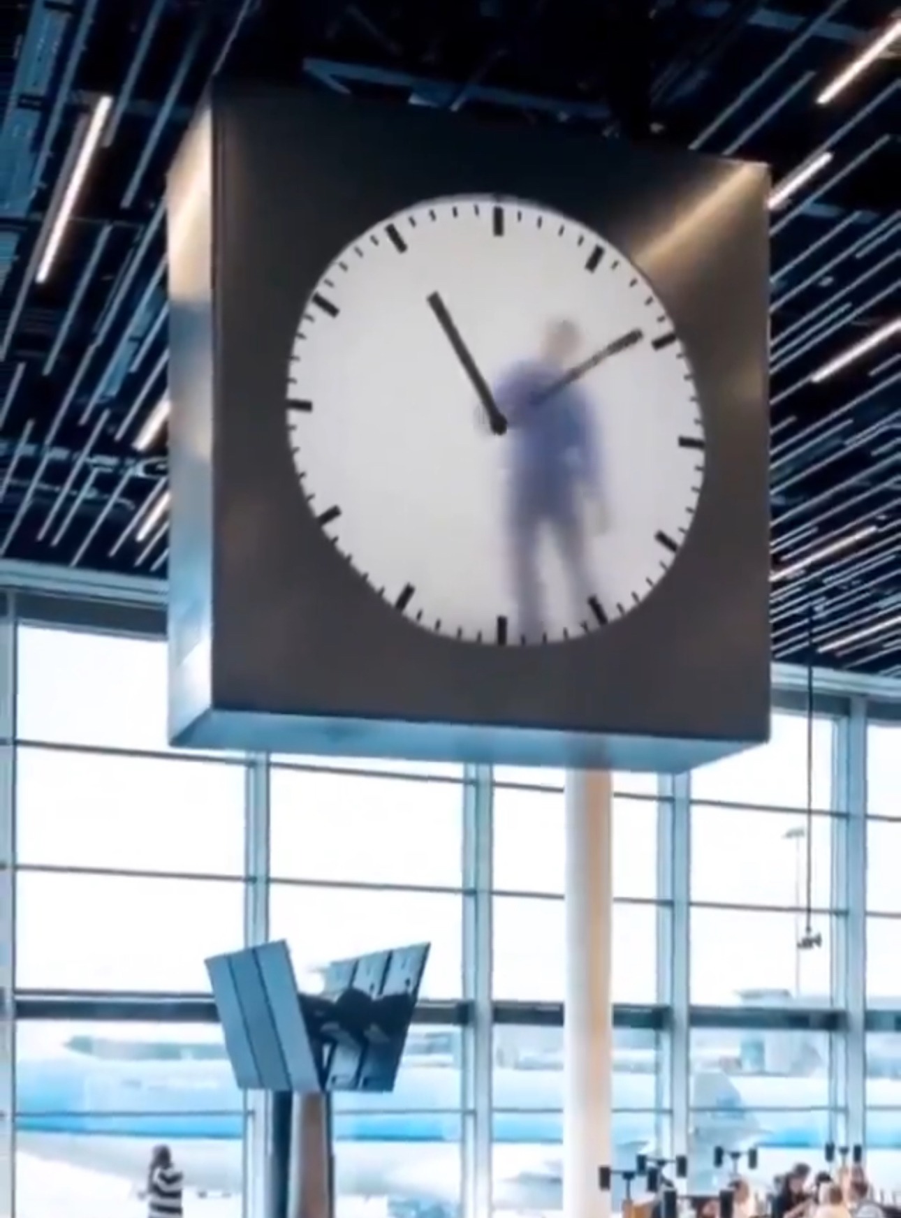 Amsterdam Havalimanı'nda Sıradışı Saat!