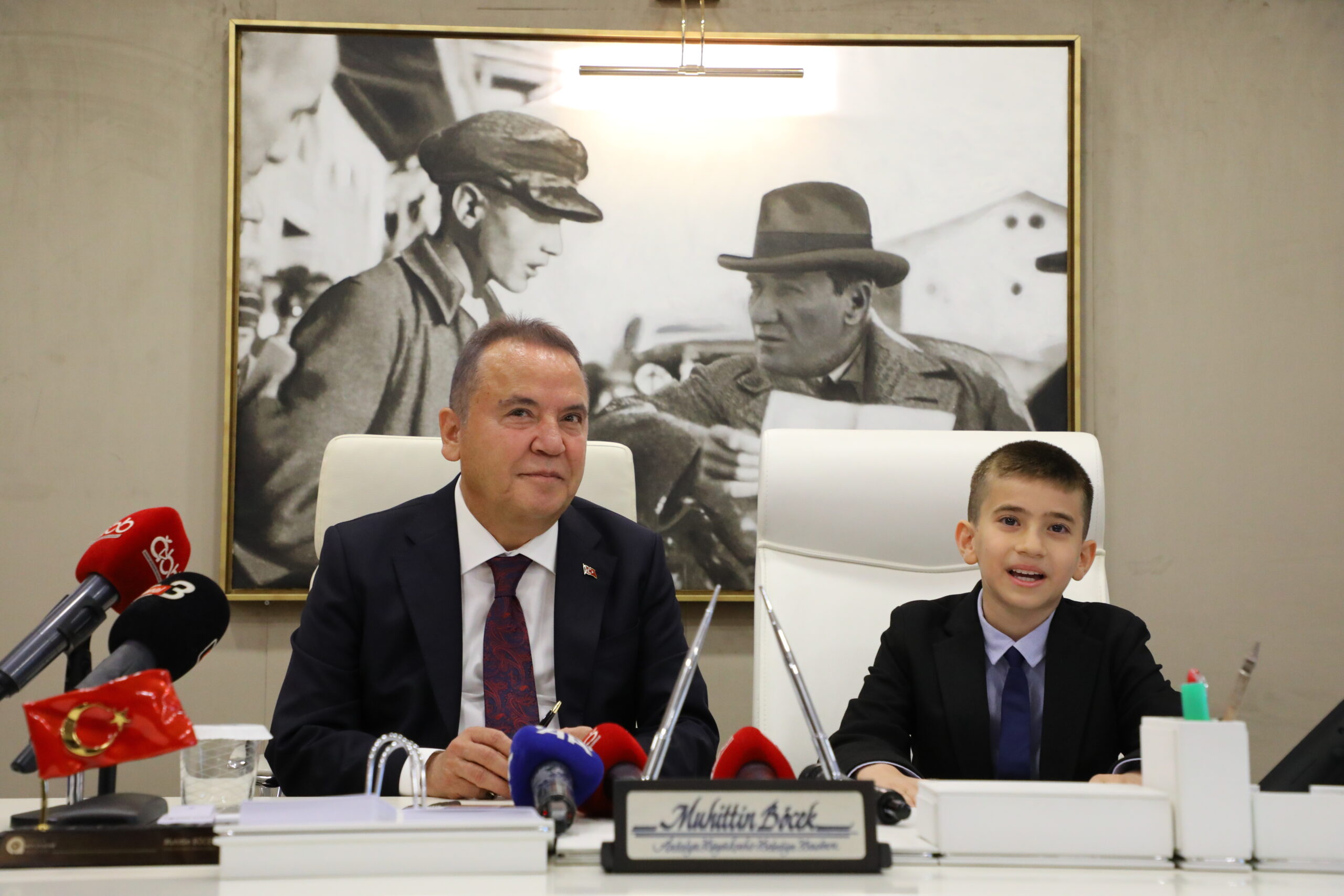 Başkan Böcek koltuğunu çocuk başkana devretti