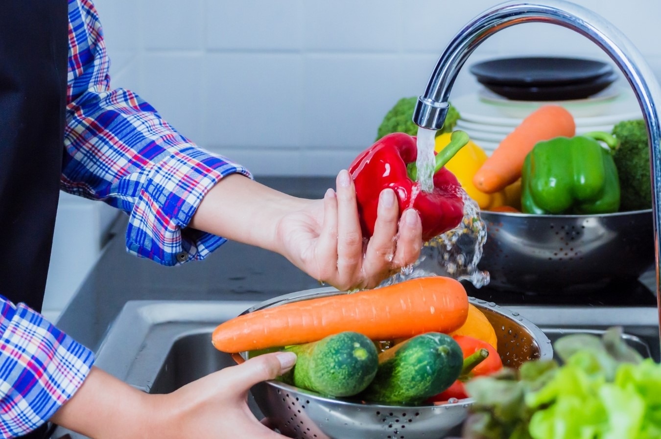 Meyve ve Sebze Temizliğinde En Doğru Yöntem: Karbonat mı, Sirke mi?