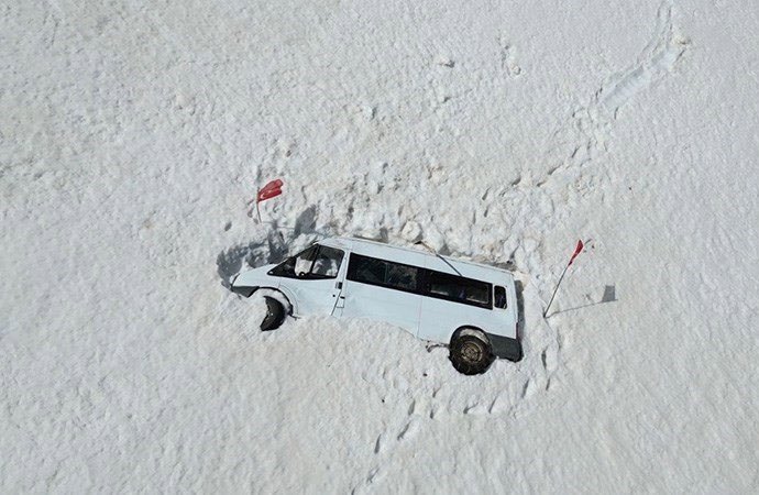 Van’da Çığ Altında Kalan Minibüs Karların Eritilmesiyle Ortaya Çıktı