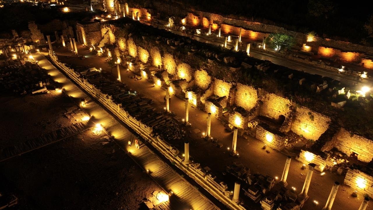 Efes Antik Kenti, Gece Müzeciliği Uygulamasıyla Yeniden Ziyarete Açıldı