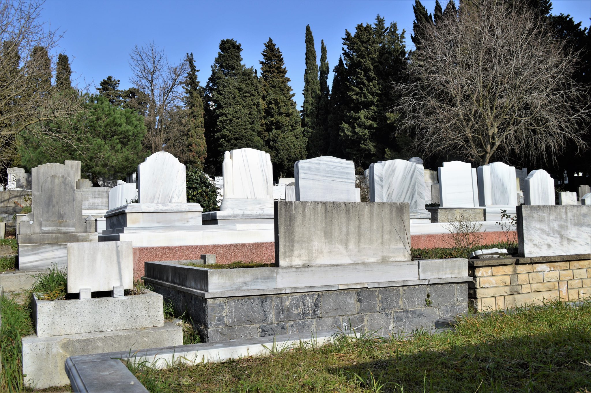 Edirne’de İlginç Olay: Vatandaş, Mezarlıkta Ambulans Çağırmaya Çalıştı