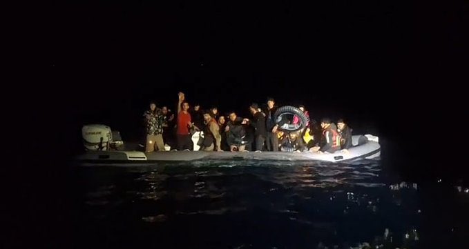 İzmir Açıklarında 24 Düzensiz Göçmen Yakalandı