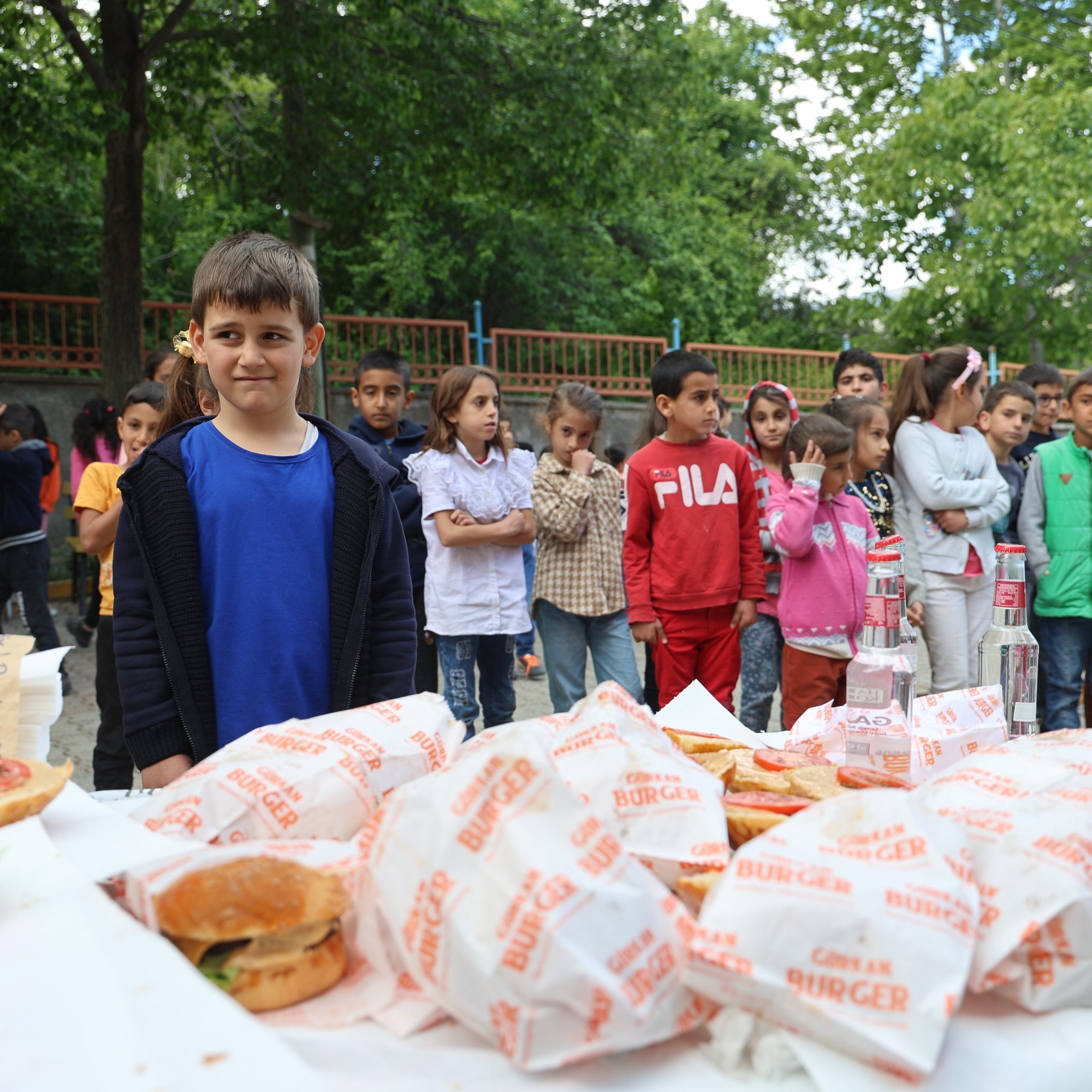 Elazığ’da Hayırsever Vatandaştan Köy Okuluna Hamburger Sürprizi