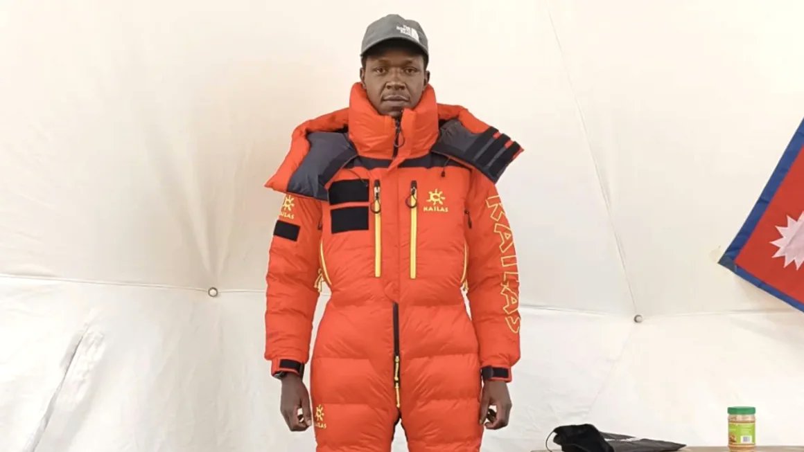 Öldüren Cesaret: Nepal Hükümeti, Oksijensiz Everest’e Tırmanan Dağcıları Arıyor