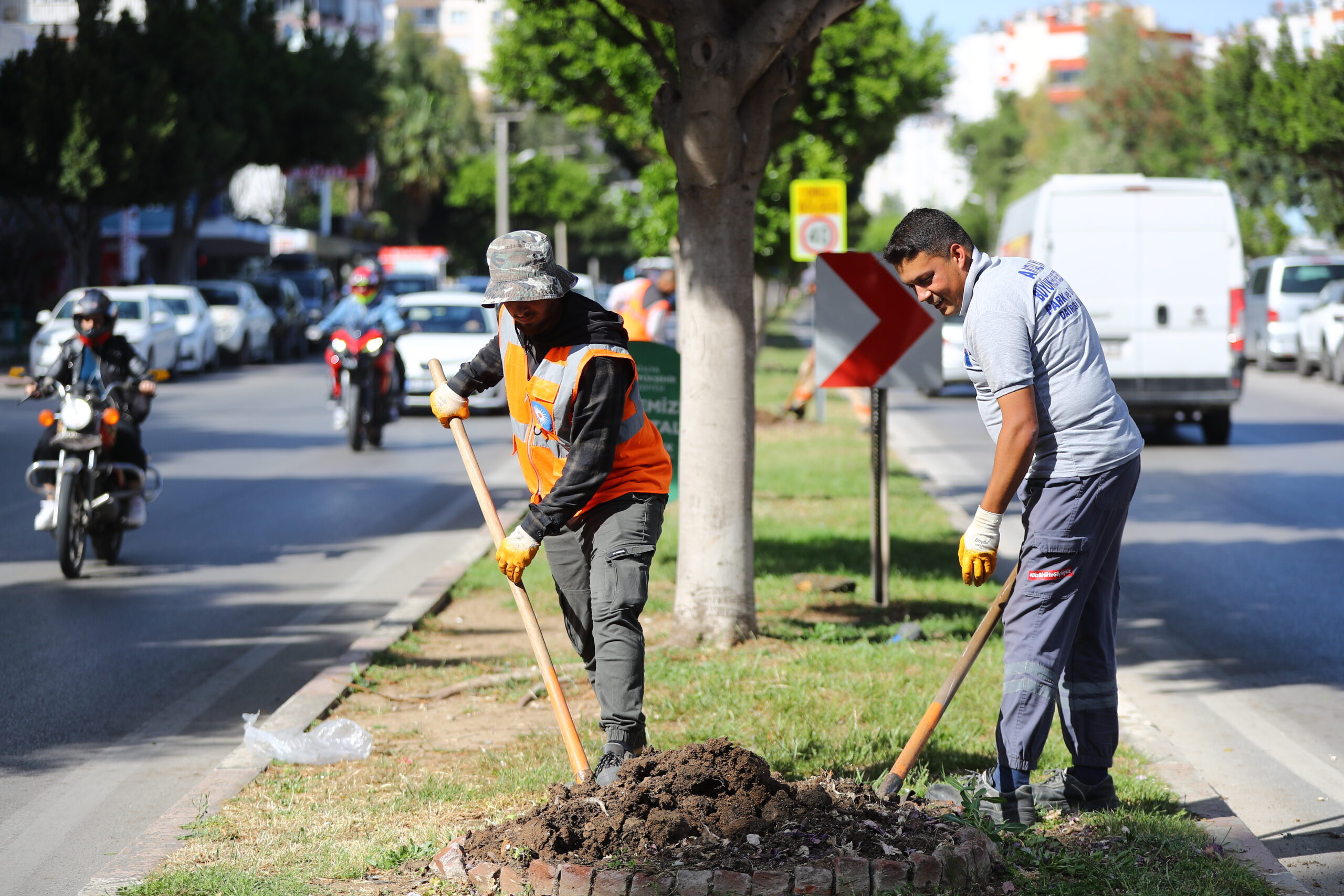 Antalya sokaklarini 2 milyon cicek susleyecek 16 scaled