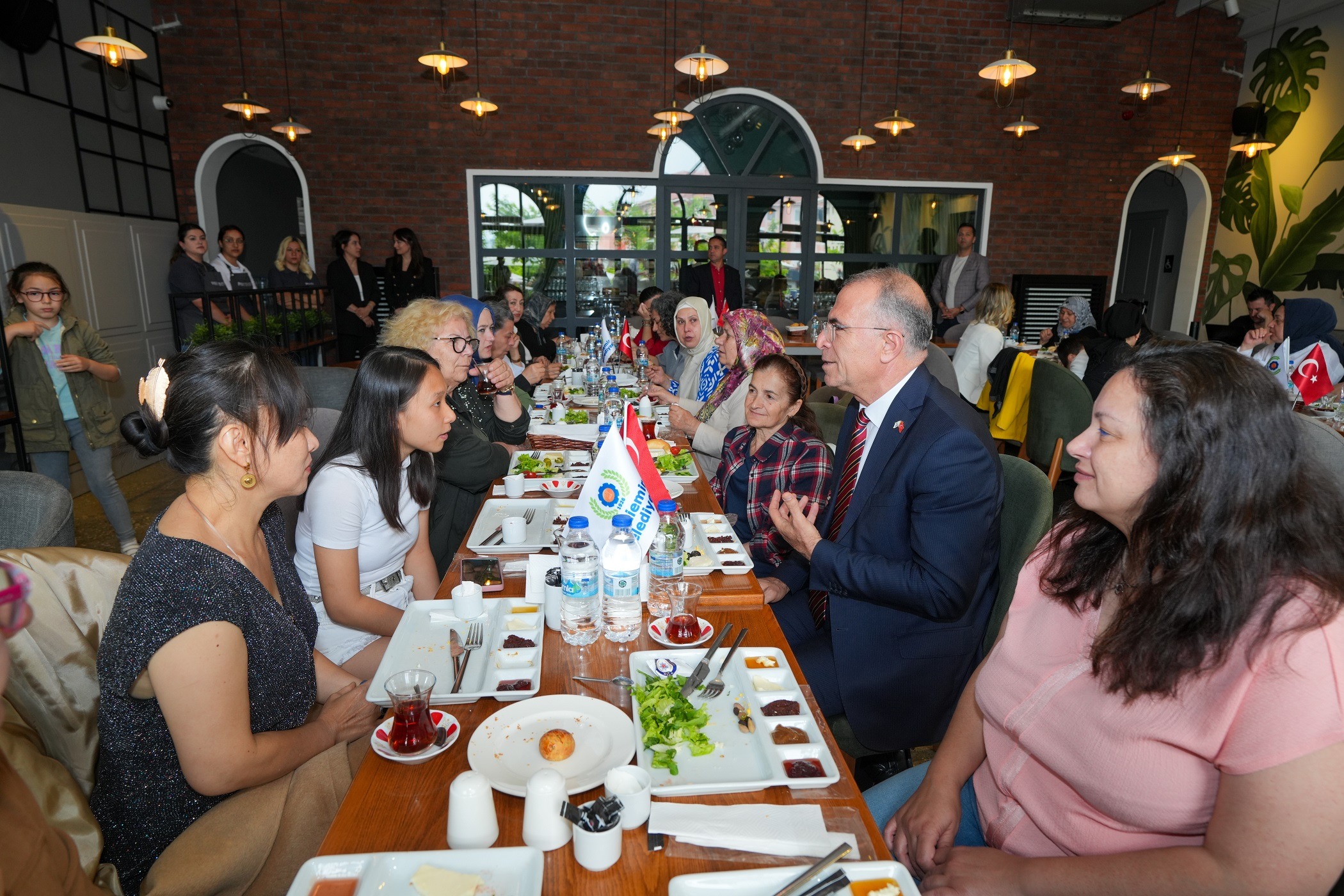 Baskan Isik sehit anneleri ve sehit esleriyle bir araya geldi 5