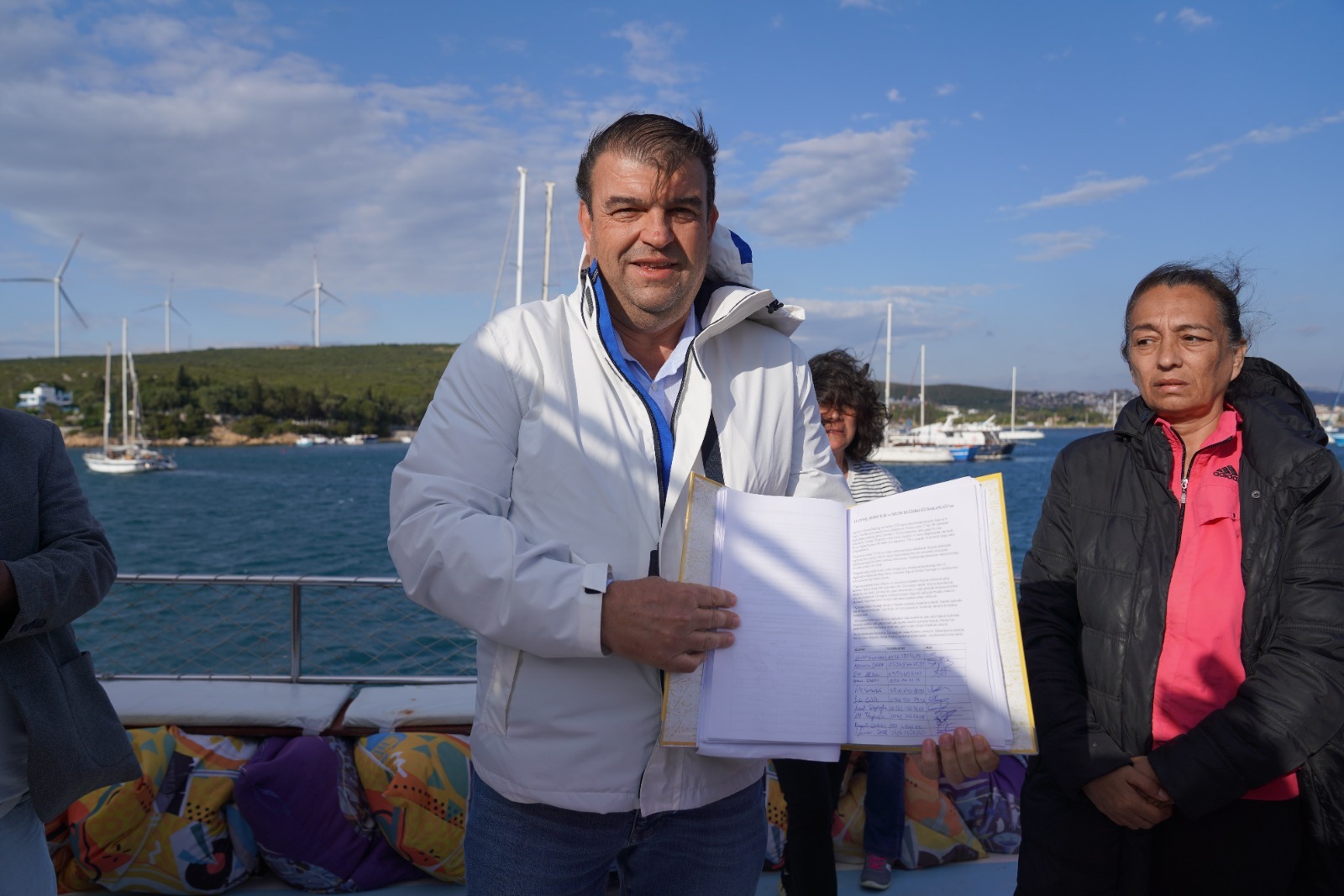 Marinaya karşı, tekneli protesto 