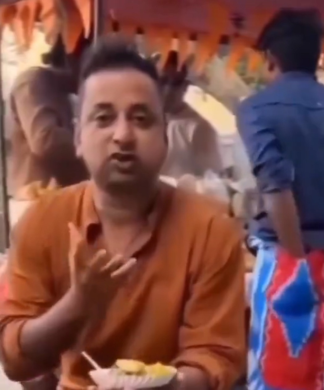 Hindistan Sokak Lezzetlerini Deneyen Kişi Yemeğin Güzelliğini Anlatırken, Arka Plandaki Görüntü İzleyenleri Şaşırttı