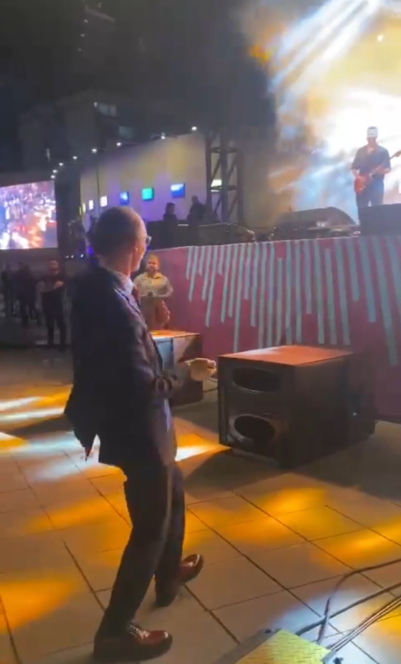 ERDAL BEŞİKÇİOĞLU GENÇLERLE DANS ETTİ