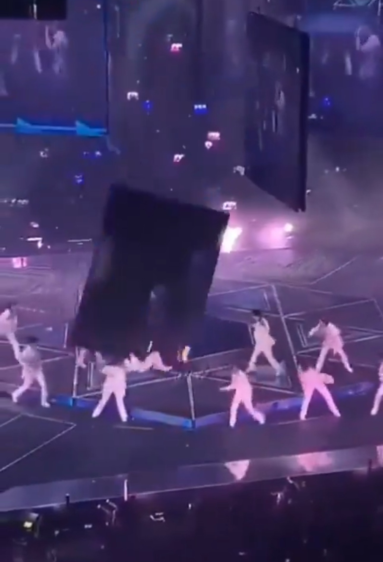 Hong Kong’daki Konserde Dehşet: Dev Ekran Dansçının Üzerine Düştü