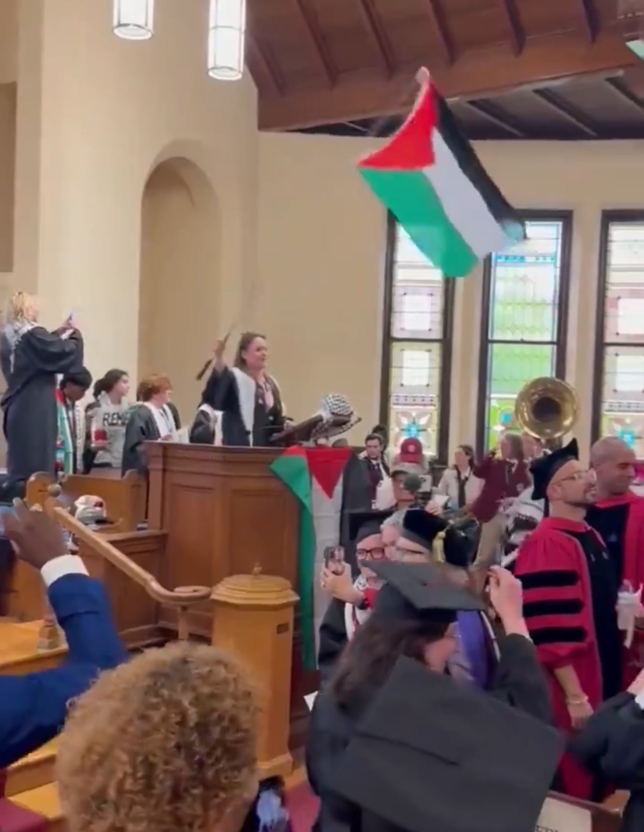 Harvard Üniversitesi’nde Mezuniyet Töreninde Filistin Bayrakları Dalgalandırdı