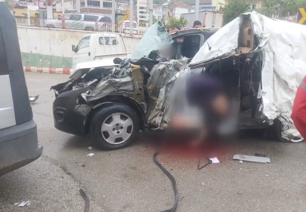 Bursa’da Virajı Alamayan Tır, Aynı Aileden 3 Kişinin Ölümüne Sebep Oldu