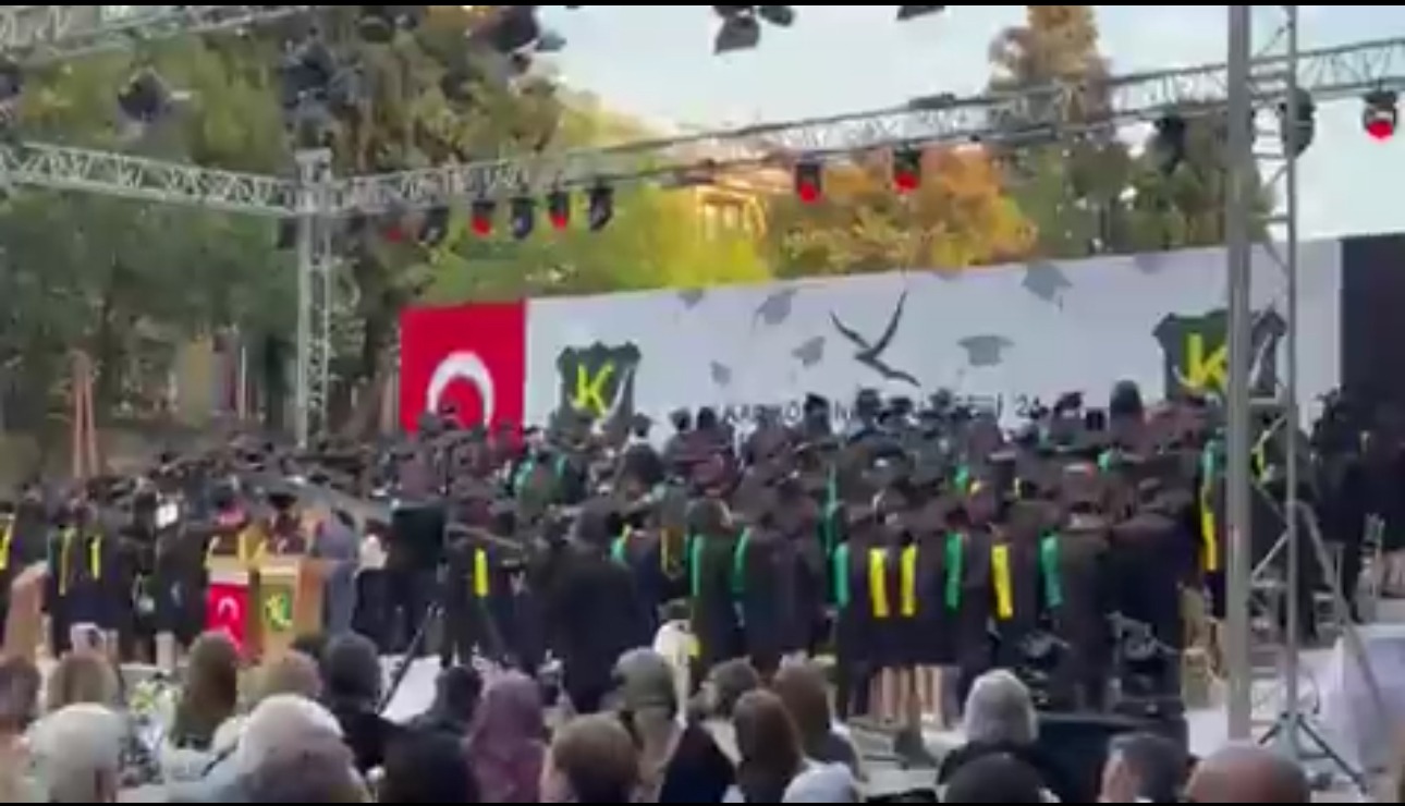 Kadıköy Anadolu Lisesi Öğrencileri Mezuniyet Töreninde Müdüre Sırtını Döndü