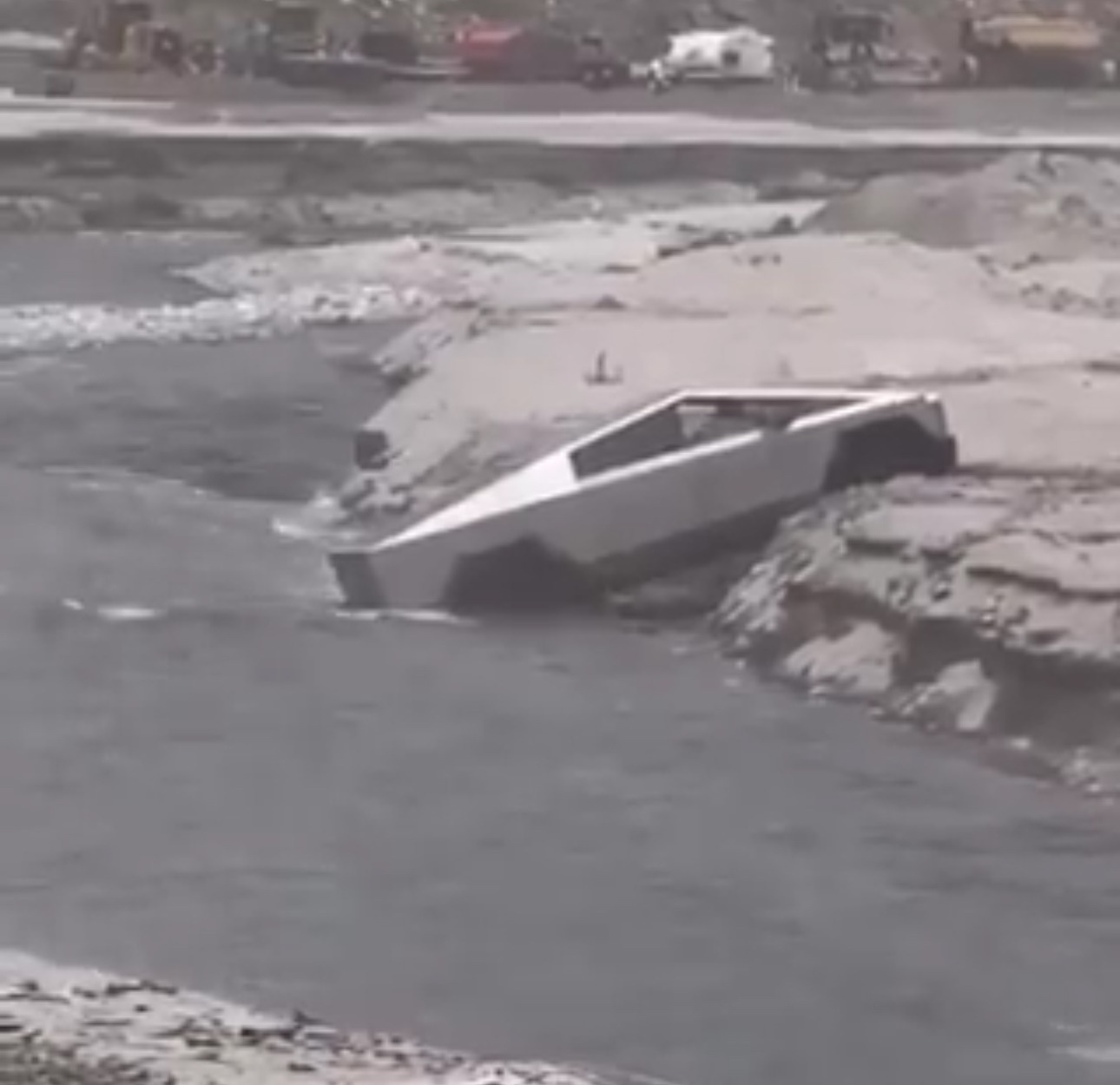 Elon Musk’ın ‘Mars İçin Üretilen Araç’ Dediği Tesla Cybertruck, Küçük Bir Akıntıyı Geçemedi: Kullanıcılardan Tepki Yağdı