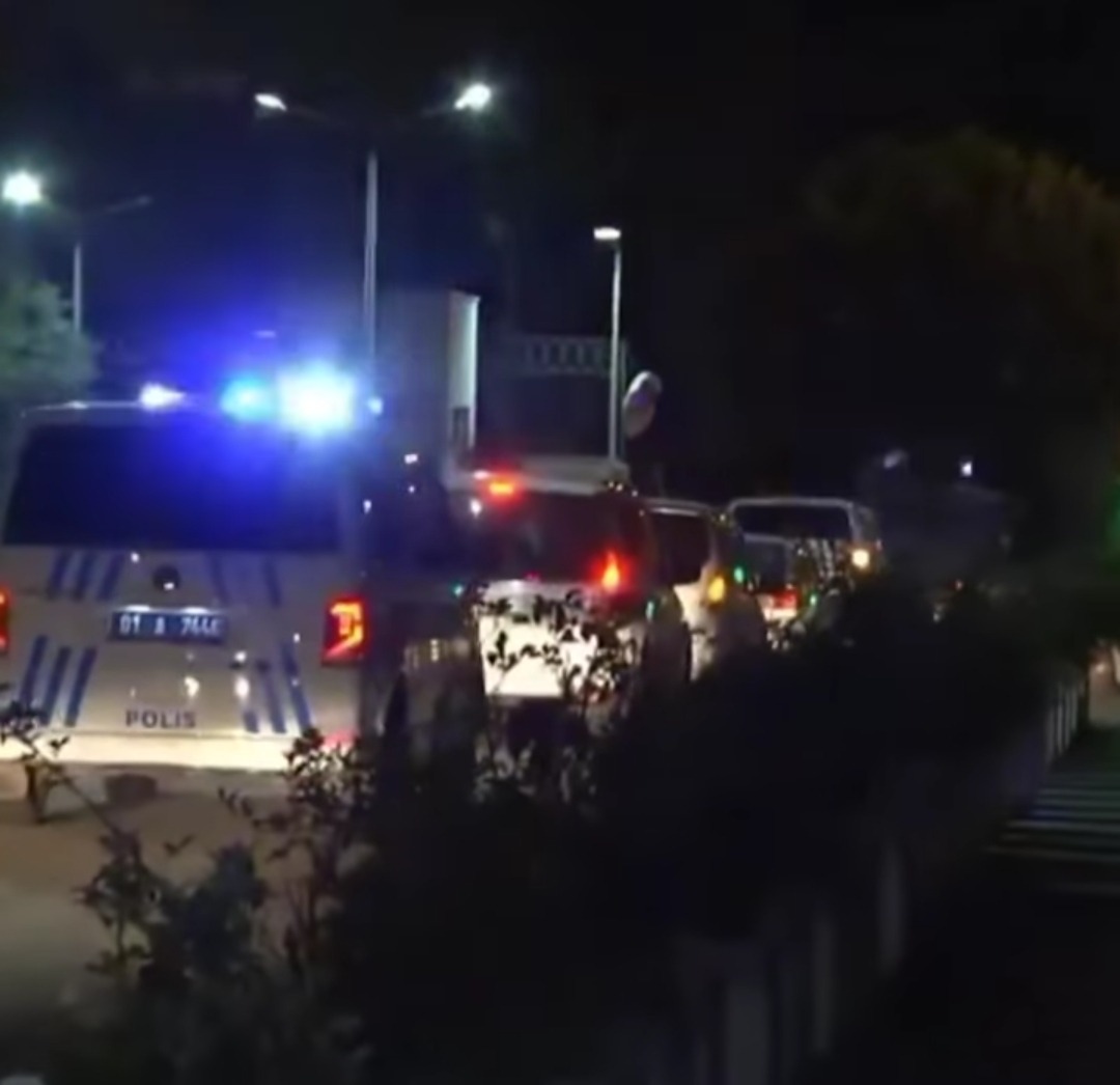 İçişleri Bakanı Ali Yerlikaya Adana Merkezli Bir Suç Örgütünün Çökertildiğini Duyurdu.