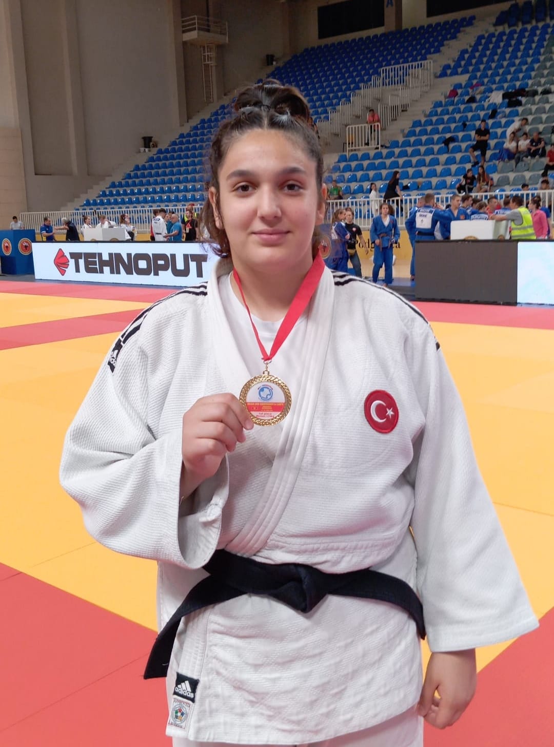 Yunusemre Belediyespor'un milli judocusu Irmak Ceylin Güçtekin,  +70 kiloda altın madalya kazandı.