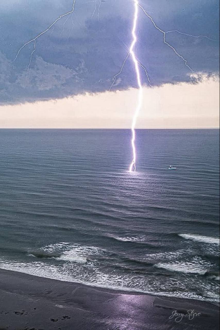 North Myrtle Plajında Teknenin Yakınına Düşen Yıldırım Kartpostallık Görüntüler Oluşturdu