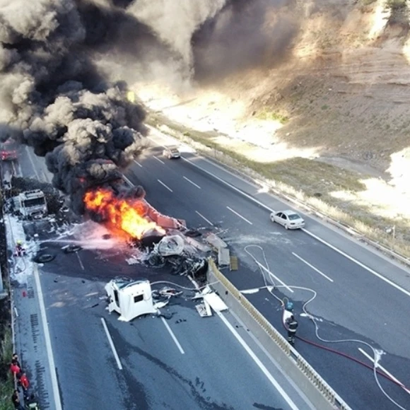 Adana'da tankerin karpuz yüklü