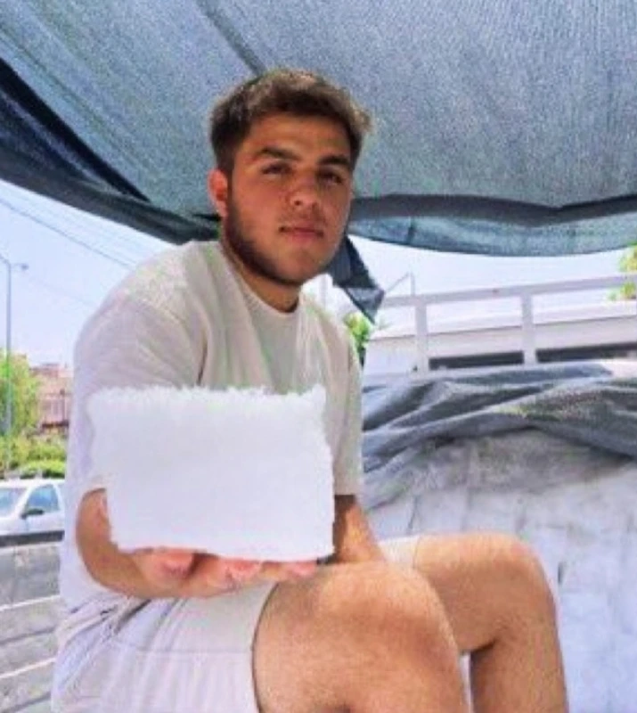 Adana'da Vatandaş, Toros Dağları'ndan Getirdiği Karı Satıyor!