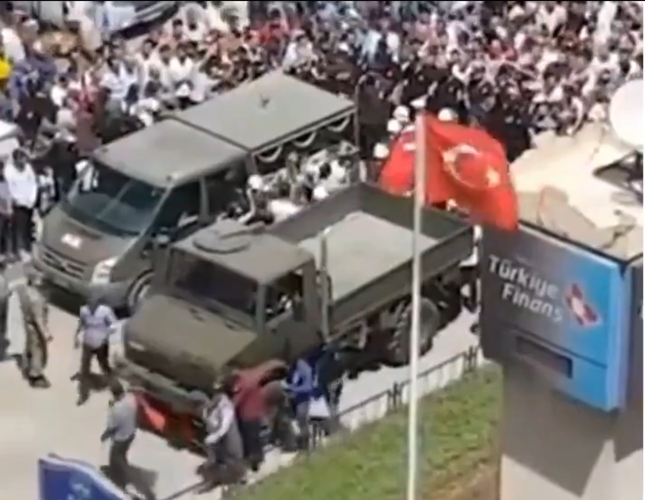 Mucizevi An: Şehidimizin Naaşı Nakledilirken Türk Bayrağı Dalgalandı